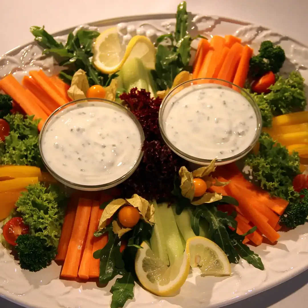 Lunch Salate für Business Catering in Hamburg: Knackiger Blattsalat und Möhrenstifte mit zwei Schälchen Joghurt-Dip.