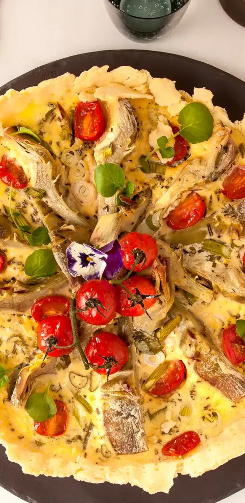 Vegetarische Lunch Vorschläge Firmen Catering: Herzhafte Artischocken-Tarte mit Kirschtomaten, Frühlingszwiebeln, Babyleaf-Kräutersalat und Sauerrahmdip.