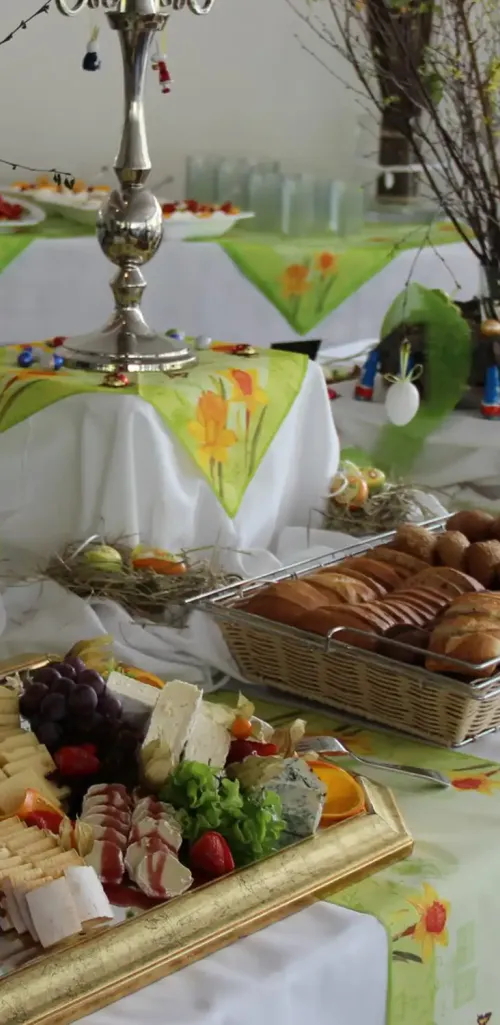 Business Konferenzplatten: Reichhaltiges Frühstücksbuffet mit Laugenecke, Putenbrust, Mini-Butter-Croissants und Vollkornschnitte mit Landschinken.